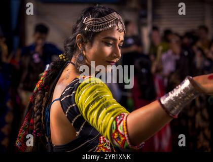 Femme participant à une danse traditionnelle de Garba, Udaipur, Rajasthan, Inde Banque D'Images
