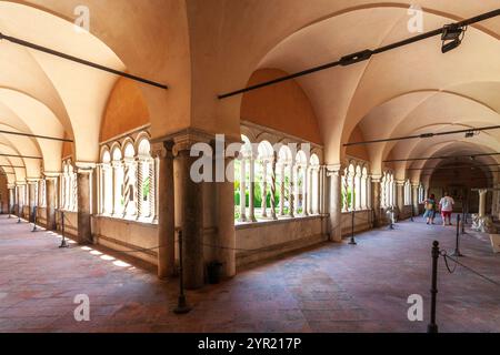 Rome, Italie, 22 juillet 2017, les visiteurs admirent les arches et la lumière filtrant à travers le cloître de Rome, créant une atmosphère paisible et sereine. Banque D'Images