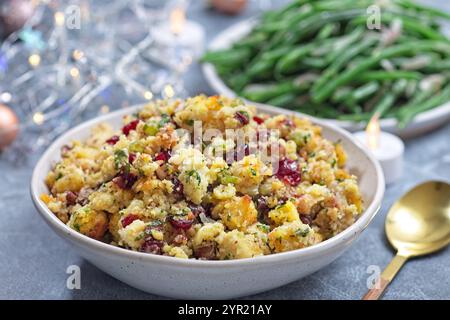 Vinaigrette traditionnelle au pain de maïs à la canneberge et aux noix de pécan pour poulet, dinde, rôti de couronne de porc ou farce de canard, dans un bol, horizontal Banque D'Images