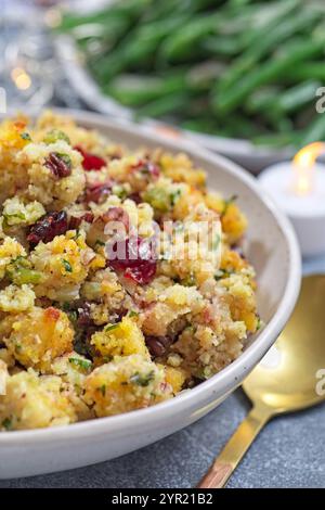 Vinaigrette traditionnelle au pain de maïs à la canneberge et aux noix de pécan pour poulet, dinde, rôti de couronne de porc ou farce de canard, dans un bol, gros plan vertical Banque D'Images