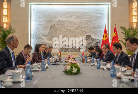 Pékin, Chine. 02 décembre 2024. Annalena Baerbock (Alliance90/les Verts), ministre des Affaires étrangères, siège en face de Lia Jianchao, ministre du Département international du Comité central du Parti communiste chinois. Les pourparlers politiques de Baerbock à Pékin ont été centrés sur la guerre d'agression russe en Ukraine. Crédit : Michael Kappeler/dpa/Alamy Live News Banque D'Images