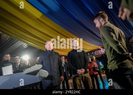 Kiew, Ukraine. 02 décembre 2024. Volodymyr Selenskyj, président de l’Ukraine, et le chancelier fédéral Olaf Scholz (SPD) jettent un coup d’œil sur les drones. Crédit : Kay Nietfeld/dpa/Alamy Live News Banque D'Images