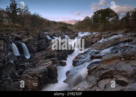 EAS Urchaidh, cascade dans Orchy River, Écosse Banque D'Images