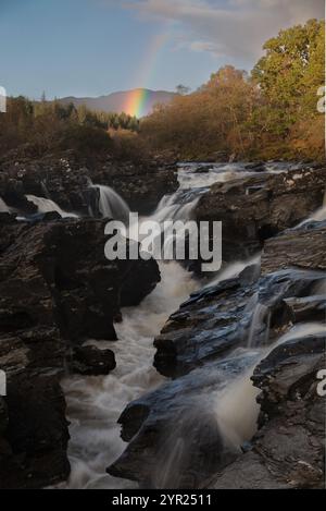 EAS Urchaidh, cascade dans Orchy River, Écosse Banque D'Images