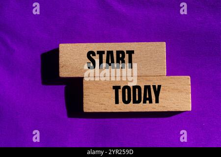 Commencez aujourd'hui message écrit sur des blocs de bois avec fond violet. Symbole conceptuel commencer aujourd'hui. Copier l'espace. Banque D'Images