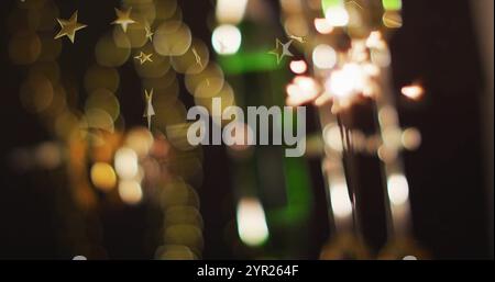 Scintillant avec une image d'étoile dorée sur fond de lumières festives floues Banque D'Images