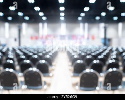 Conférence de séminaire international floue abstraite avec des chaises vides, fond de réunion de la mairie, auditorium intérieur blanc ou chambre d'hôtel avec Banque D'Images