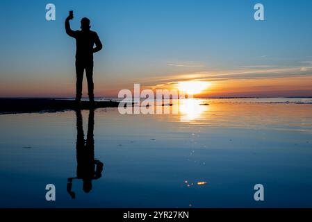 Sonnenuntergang AM 1. Advent 2024 im Ostseebad Wustrow, Fischland, Darß, Mecklenburg-Vorpommern, Silhouette Mann mit Handy, Selfie, Spiegelung Mann im Wasser Abendstimmung Ostsee *** coucher de soleil le 1 Avent 2024 à Ostseebad Wustrow, Fischland, Darß, Mecklenburg Vorpommern, homme silhouette avec téléphone portable, selfie, homme reflet dans l'eau mer Baltique 20241201-DSC soirée 8769 Banque D'Images