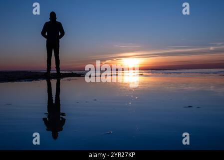 Sonnenuntergang AM 1. Advent 2024 im Ostseebad Wustrow, Fischland, Darß, Mecklembourg-Poméranie occidentale, Silhouette Mann, Spiegelung Mann im Wasser Abendstimmung Ostsee *** coucher de soleil le 1 Avent 2024 dans la station balnéaire de la mer Baltique de Wustrow, Fischland, Darß, Mecklembourg-Poméranie occidentale, silhouette homme, réflexion homme dans l'eau humeur du soir mer Baltique 20241201-DSC 8767 Banque D'Images