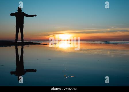 Sonnenuntergang AM 1. Advent 2024 im Ostseebad Wustrow, Fischland, Darß, Mecklembourg-Poméranie occidentale, Silhouette Mann, Spiegelung Mann im Wasser Abendstimmung Ostsee *** coucher de soleil le 1 Avent 2024 dans la station balnéaire de la mer Baltique de Wustrow, Fischland, Darß, Mecklembourg-Poméranie occidentale, silhouette homme, réflexion homme dans l'eau humeur du soir mer Baltique 20241201-DSC 8771 Banque D'Images