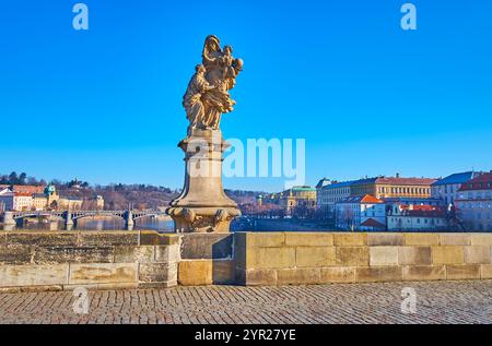 La belle statue historique de Sainte Anne sur l'emblématique pont Charles contre le pont de Manes et la colline de Letna, Prague, Tchéquie Banque D'Images