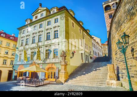 L'élégante façade de la maison à l'étoile d'Or et le long escalier Radnicke Schody - Hradcany Town Hall, Prague, Tchéquie Banque D'Images