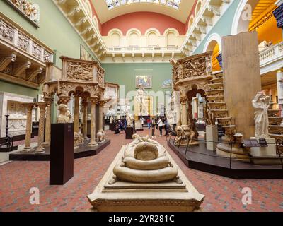 The Cast courts à l'intérieur du Victoria and Albert Museum, Londres, Royaume-Uni Banque D'Images