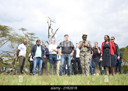 02 décembre 2024, Kenya, Village de Sulmac : Robert Habeck (Alliance 90/les Verts), ministre fédéral de l’économie et de la protection du climat, découvre les effets du changement climatique lors d’une visite au lac Naivasha. Les arbres meurent sur le lac à mesure que l'eau monte en raison du changement climatique. Habeck assiste au 5ème Sommet germano-africain des affaires au Kenya. Photo : Sebastian Christoph Gollnow/dpa Banque D'Images