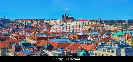 Panorama du vieux Prague avec des toits de tuiles rouges, château de Prague et cathédrale St Vitus en arrière-plan, Tchéquie Banque D'Images