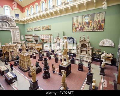 The Cast courts à l'intérieur du Victoria and Albert Museum, Londres, Royaume-Uni Banque D'Images