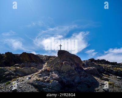 Croix noire debout au sommet de la formation rocheuse de falaise sur fond de ciel bleu. Silhouettes de croix debout sur l'otp de la falaise, au sentier touristique vi Banque D'Images