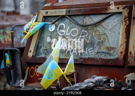 Kiew, Ukraine. 02 décembre 2024. "Gloire à l'Ukraine" est écrit sur un véhicule détruit dans le centre de Kiev. Le chancelier Scholz (SPD) visite la capitale ukrainienne. Crédit : Kay Nietfeld/dpa/Alamy Live News Banque D'Images