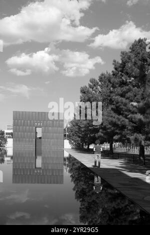 Femme caucasienne marchant soigneusement au mémorial national serein d'Oklahoma City, Oklahoma, États-Unis. Banque D'Images