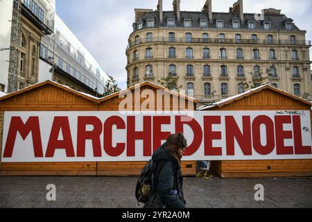 Paris, France. 02 décembre 2024. Un piéton passe devant une foire de Noël fermée devant la gare Saint Lazare à Paris le 2 décembre 2024. Photo de Firas Abdullah/ABACAPRESS. COM Credit : Abaca Press/Alamy Live News Banque D'Images