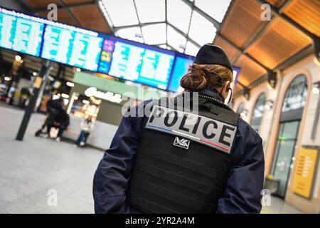 Paris, France. 02 décembre 2024. Un policier regarde la gare de Saint Lazare alors que le sous-ministre français des Transports François Durovray la visite pour s’entretenir avec les responsables de la sécurité ferroviaire de la SNCF sur leur protection à Paris le 2 décembre 2024. Photo de Firas Abdullah/ABACAPRESS. COM Credit : Abaca Press/Alamy Live News Banque D'Images