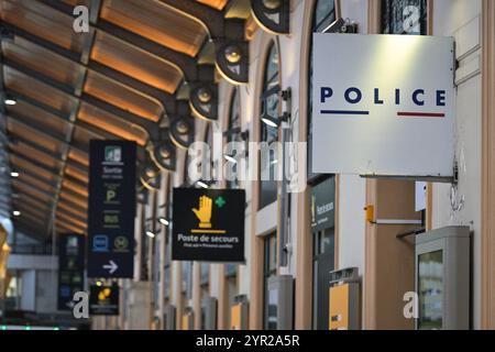 Paris, France. 02 décembre 2024. Cette photographie montre le poste de police de la gare de Saint Lazare alors que le sous-ministre français des Transports François Durovray le visite pour s’entretenir avec les responsables de la sécurité ferroviaire de la SNCF sur leur protection à Paris le 2 décembre 2024. Photo de Firas Abdullah/ABACAPRESS. COM Credit : Abaca Press/Alamy Live News Banque D'Images