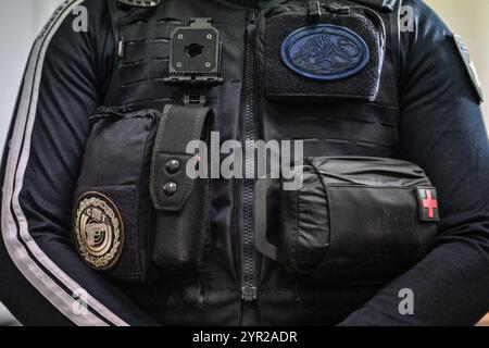 Paris, France. 02 décembre 2024. Cette photographie montre des badges de sécurité lors de la visite du sous-ministre français des Transports François Durovray à la gare Saint Lazare à Paris le 2 décembre 2024. Photo de Firas Abdullah/ABACAPRESS. COM Credit : Abaca Press/Alamy Live News Banque D'Images