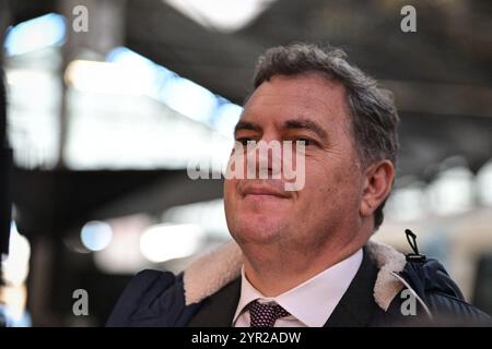 Paris, France. 02 décembre 2024. Le sénateur français Philippe Tabarotattend le vice-ministre français des Transports François Durovray en visite à la gare Saint Lazare à Paris le 2 décembre 2024. Photo de Firas Abdullah/ABACAPRESS. COM Credit : Abaca Press/Alamy Live News Banque D'Images