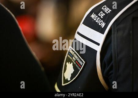 Paris, France. 02 décembre 2024. Cette photographie montre un badge de sécurité lors de la visite du sous-ministre français des Transports François Durovray à la gare Saint Lazare à Paris le 2 décembre 2024. Photo de Firas Abdullah/ABACAPRESS. COM Credit : Abaca Press/Alamy Live News Banque D'Images