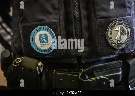 Paris, France. 02 décembre 2024. Cette photographie montre des badges de sécurité lors de la visite du sous-ministre français des Transports François Durovray à la gare Saint Lazare à Paris le 2 décembre 2024. Photo de Firas Abdullah/ABACAPRESS. COM Credit : Abaca Press/Alamy Live News Banque D'Images