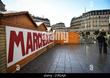 Paris, France. 02 décembre 2024. Un piéton passe devant une foire de Noël fermée devant la gare Saint Lazare à Paris le 2 décembre 2024. Photo de Firas Abdullah/ABACAPRESS. COM Credit : Abaca Press/Alamy Live News Banque D'Images