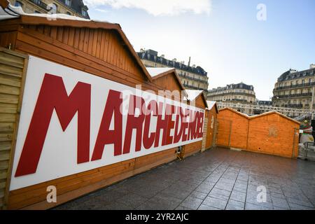 Paris, France. 02 décembre 2024. Cette photographie montre une foire de Noël fermée devant la gare Saint Lazare à Paris le 2 décembre 2024. Photo de Firas Abdullah/ABACAPRESS. COM Credit : Abaca Press/Alamy Live News Banque D'Images