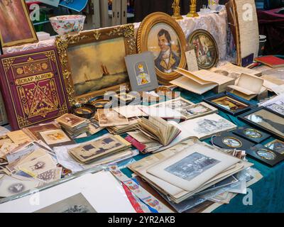 De vieilles photographies historiques de collection sur le marché aux puces de Spitlfields Market, Londres, Royaume-Uni Banque D'Images