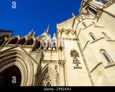 Les cours royales de justice ou cours de justice qui abritent la haute Cour, Westminster, Londres, Royaume-Uni Banque D'Images