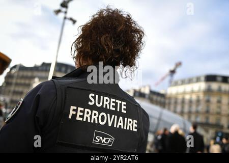 Paris, France. 02 décembre 2024. Un responsable de la sécurité SNCF regarde la gare de Saint Lazare alors que le sous-ministre français des Transports François Durovray s’y rend pour s’entretenir avec les responsables de la sécurité ferroviaire de la SNCF sur leur protection à Paris le 2 décembre 2024. Photo de Firas Abdullah/ABACAPRESS. COM Credit : Abaca Press/Alamy Live News Banque D'Images