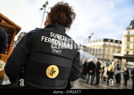 Paris, France. 02 décembre 2024. Un responsable de la sécurité SNCF regarde la gare de Saint Lazare alors que le sous-ministre français des Transports François Durovray s’y rend pour s’entretenir avec les responsables de la sécurité ferroviaire de la SNCF sur leur protection à Paris le 2 décembre 2024. Photo de Firas Abdullah/ABACAPRESS. COM Credit : Abaca Press/Alamy Live News Banque D'Images