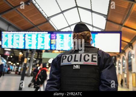 Paris, France. 02 décembre 2024. Un policier regarde la gare de Saint Lazare alors que le sous-ministre français des Transports François Durovray la visite pour s’entretenir avec les responsables de la sécurité ferroviaire de la SNCF sur leur protection à Paris le 2 décembre 2024. Photo de Firas Abdullah/ABACAPRESS. COM Credit : Abaca Press/Alamy Live News Banque D'Images