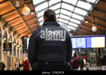 Paris, France. 02 décembre 2024. Un responsable de la sécurité SNCF regarde la gare de Saint Lazare alors que le sous-ministre français des Transports François Durovray s’y rend pour s’entretenir avec les responsables de la sécurité ferroviaire de la SNCF sur leur protection à Paris le 2 décembre 2024. Photo de Firas Abdullah/ABACAPRESS. COM Credit : Abaca Press/Alamy Live News Banque D'Images