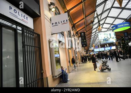 Paris, France. 02 décembre 2024. Cette photographie montre le poste de police de la gare de Saint Lazare alors que le sous-ministre français des Transports François Durovray le visite pour s’entretenir avec les responsables de la sécurité ferroviaire de la SNCF sur leur protection à Paris le 2 décembre 2024. Photo de Firas Abdullah/ABACAPRESS. COM Credit : Abaca Press/Alamy Live News Banque D'Images