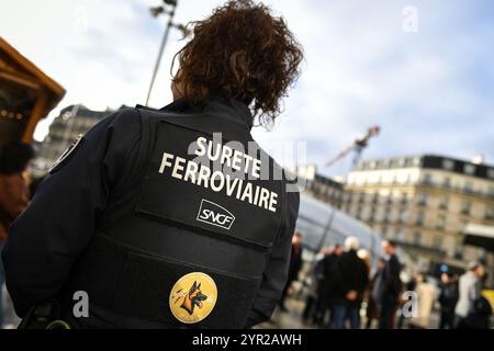 Paris, France. 02 décembre 2024. Un responsable de la sécurité SNCF regarde la gare de Saint Lazare alors que le sous-ministre français des Transports François Durovray s’y rend pour s’entretenir avec les responsables de la sécurité ferroviaire de la SNCF sur leur protection à Paris le 2 décembre 2024. Photo de Firas Abdullah/ABACAPRESS. COM Credit : Abaca Press/Alamy Live News Banque D'Images