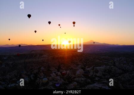 Lever de soleil à l'horizon avec des montgolfières dans le ciel en Cappadoce, Turquie Banque D'Images