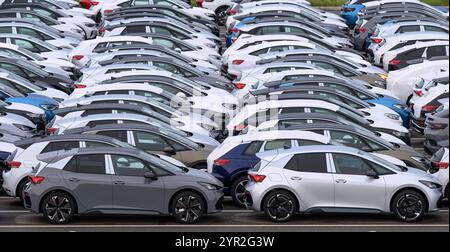 Zwickau, Allemagne. 02 décembre 2024. Les voitures neuves sont en attente de livraison dans un parking dans les locaux de l'usine Volkswagen. L'usine de Zwickau produit exclusivement des véhicules entièrement électriques des marques du groupe VW. Crédit : Hendrik Schmidt/dpa/Alamy Live News Banque D'Images