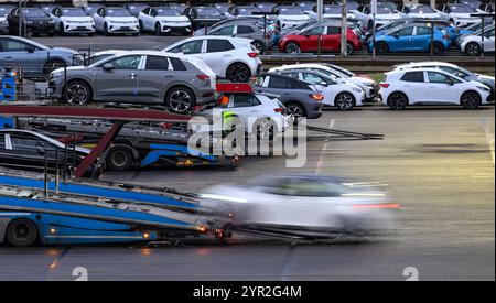 Zwickau, Allemagne. 02 décembre 2024. Les voitures neuves sont chargées pour livraison dans un parking sur les locaux de l'usine Volkswagen. L'usine de Zwickau produit exclusivement des véhicules entièrement électriques des marques du groupe VW. Crédit : Hendrik Schmidt/dpa/Alamy Live News Banque D'Images