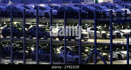 Zwickau, Allemagne. 02 décembre 2024. Les voitures neuves sont en attente de livraison dans un garage de stationnement dans les locaux de l'usine Volkswagen. L'usine de Zwickau produit exclusivement des véhicules entièrement électriques des marques du groupe VW. Crédit : Hendrik Schmidt/dpa/Alamy Live News Banque D'Images