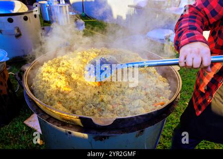 Le pilaf turc est traditionnellement cuit dans un grand chaudron en fonte Banque D'Images