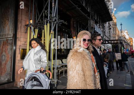 Femme glamour portant un manteau de fourrure à la mode sur Piccadilly, au cœur du quartier de Mayfair à Londres Banque D'Images