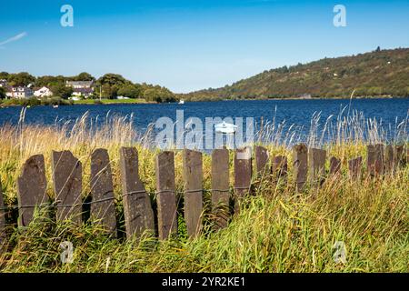 Royaume-Uni, pays de Galles, Gwynedd, Snowdonia, Llanberis, clôture en ardoise sur le rivage de Llyn Padarn Banque D'Images
