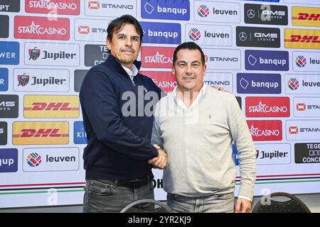 Leuven, Belgique. 02 décembre 2024. Chris Coleman, entraîneur-chef de l'OHL, et Frederic Van den Steen, PDG de l'OHL, ont présenté leur nouvel entraîneur-chef lors d'une conférence de presse de l'équipe belge de soccer Oud-Heverlee Leuven, à Leuven, le lundi 2 décembre 2024. BELGA PHOTO TOM GOYVAERTS crédit : Belga News Agency/Alamy Live News Banque D'Images