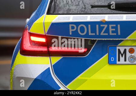 Munich, Deutschland. 02 décembre 2024. Lettrage police, voiture de police, contrôle de police, ? Crédit : dpa/Alamy Live News Banque D'Images