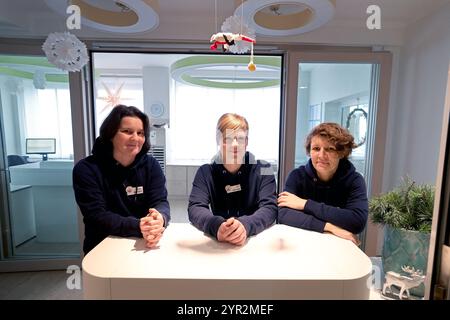 Rostock, Allemagne. 02 décembre 2024. Mandy Berlin (gauche-droite), Marie Hagen et Nadine Schlefske sont des guides pour bébés au Klinikum Südstadt Rostock (KSR). Ils aident les femmes enceintes et les jeunes familles à démarrer dans une grande variété de domaines. Le spectre va de la bureaucratie et des questions de santé à des problèmes tels que l'itinérance et la violence. Selon Klinikum Südstadt Rostock, ce service est le seul de ce type en Mecklembourg-Poméranie occidentale et est maintenant rendu permanent après une phase pilote. Crédit : Bernd Wüstneck/dpa/Alamy Live News Banque D'Images